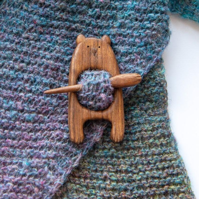 Brooch pin with wooden animal pattern (sweater clip) – peacebow