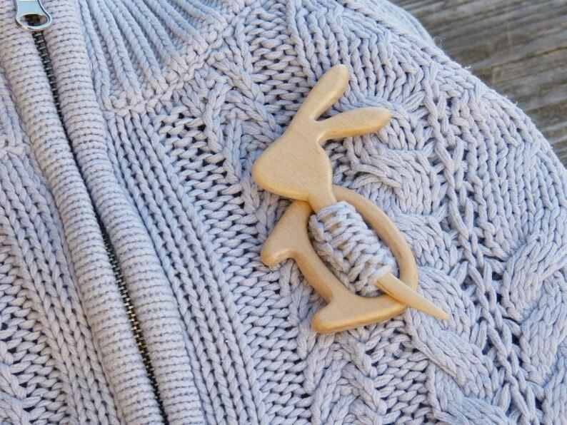 Brooch pin with wooden animal pattern (sweater clip) – peacebow