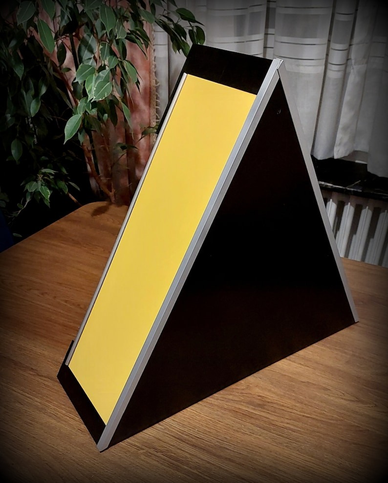 3D Alien Big Triangle RGB Diorama Lamp