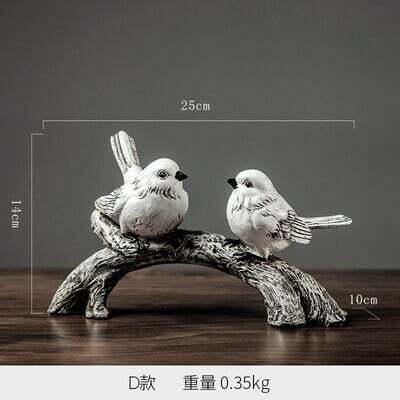 A lovely and lifelike bird ornament