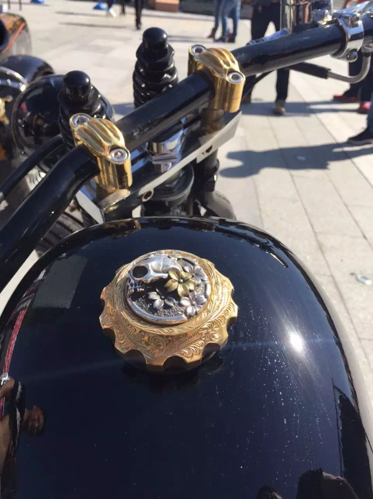 Brass Skull Feul Tank Caps Cover Mount  For Harley