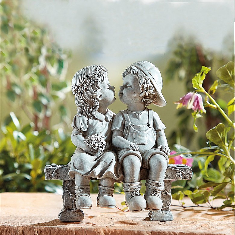Kissing Garden Statue Catataus