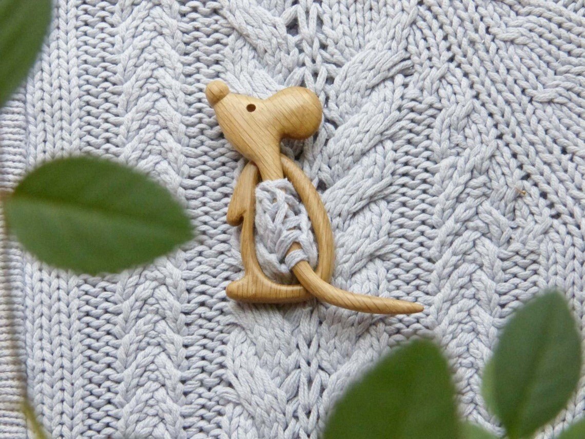 Brooch pin with wooden animal pattern (sweater clip) – peacebow