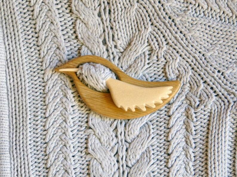 Brooch pin with wooden animal pattern (sweater clip) – peacebow