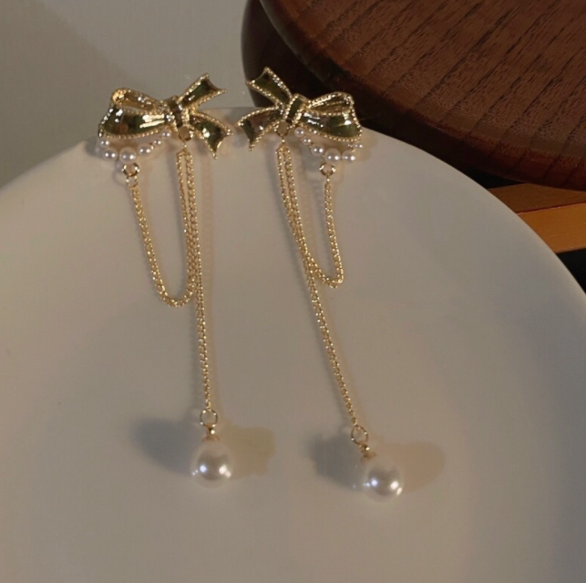 Pearl bow earrings