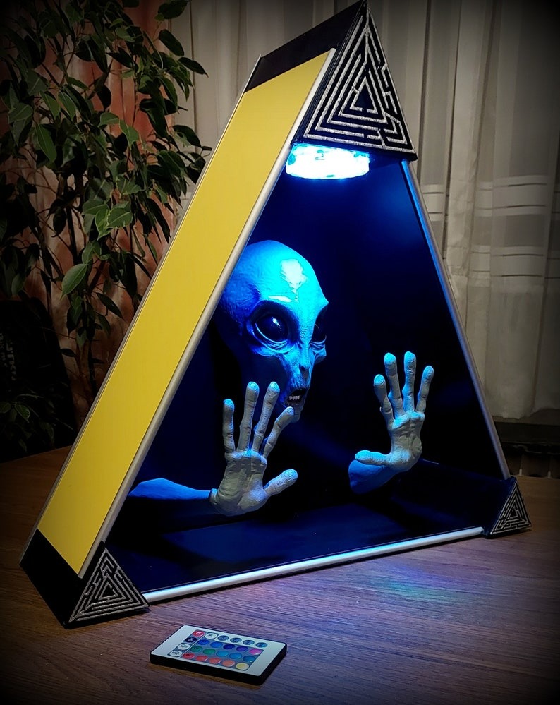 3D Alien Big Triangle RGB Diorama Lamp