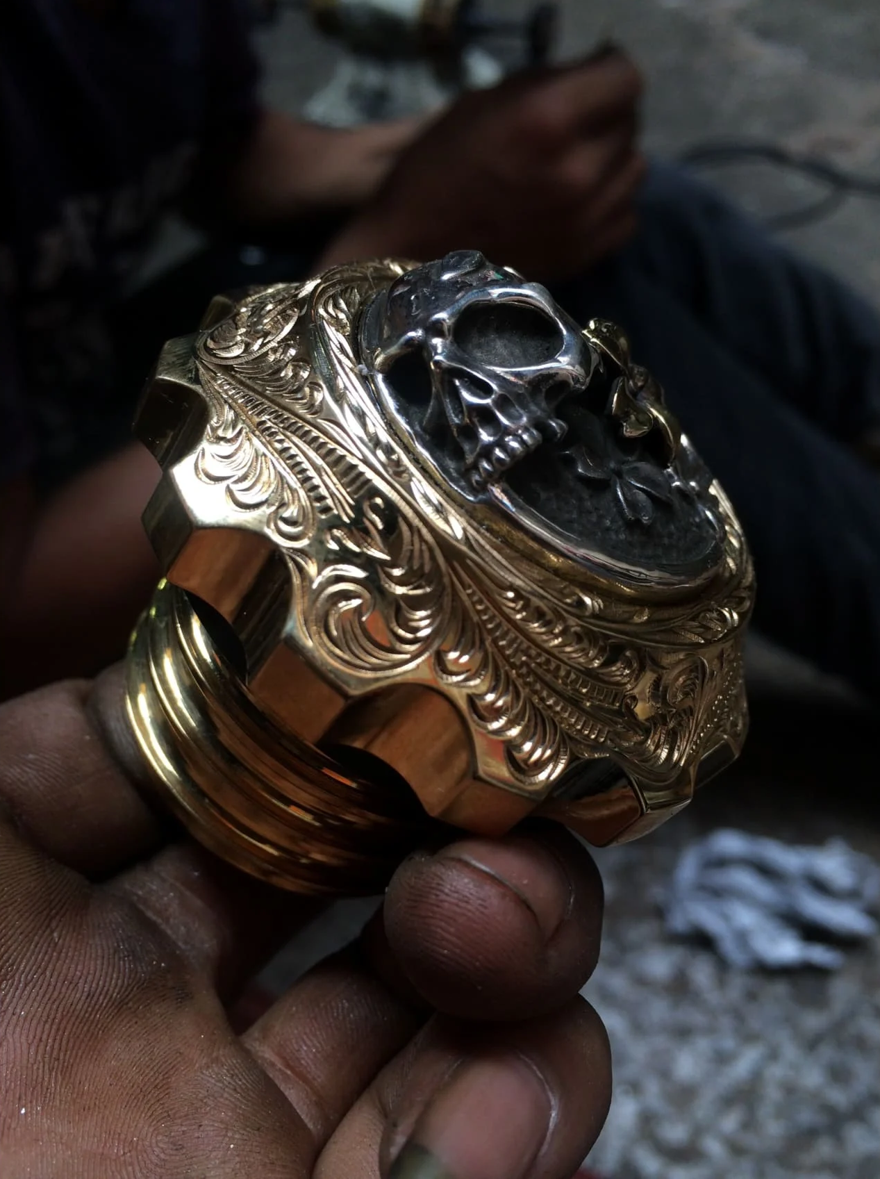 Brass Skull Feul Tank Caps Cover Mount  For Harley