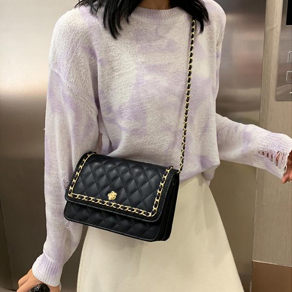 Chicinskates Textured Diamond Chain Small Square Bag