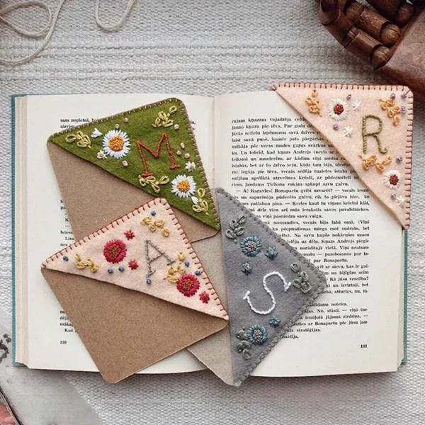 ✨Personalized hand embroidered corner bookmark