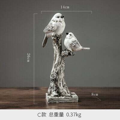 A lovely and lifelike bird ornament
