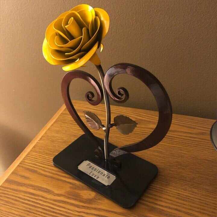 🌹💗Iron Red Metal Rose with Heart-Shaped Stand