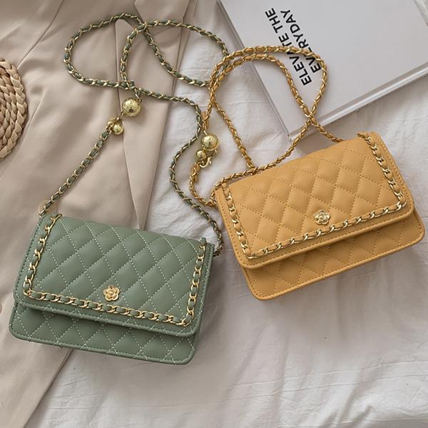 Chicinskates Textured Diamond Chain Small Square Bag