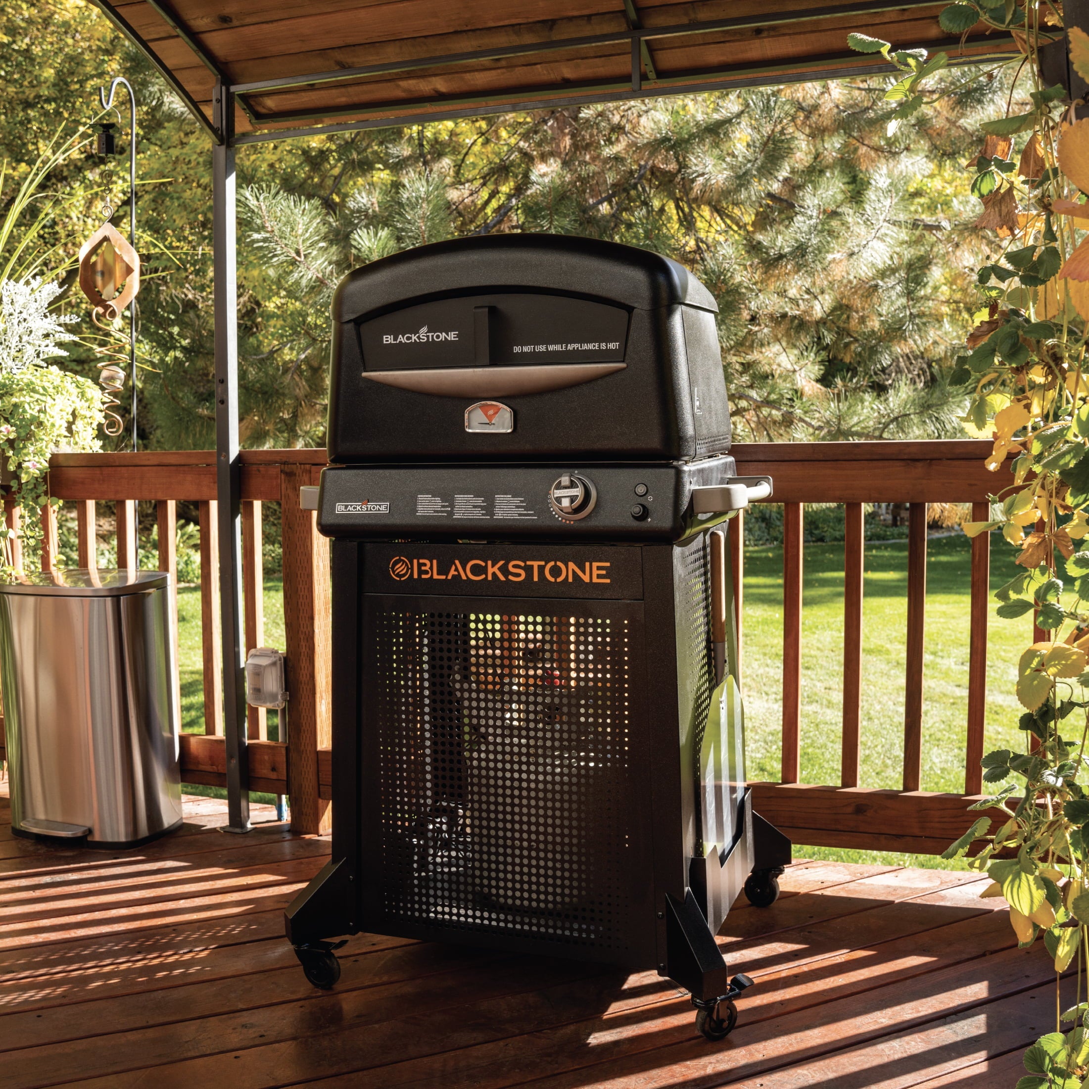 Blackstone Propane Outdoor Pizza Oven with Stand and Pizza Peel