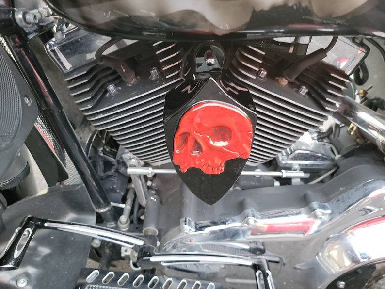 Custom side-mounted horn cover with 3D Twisted skull